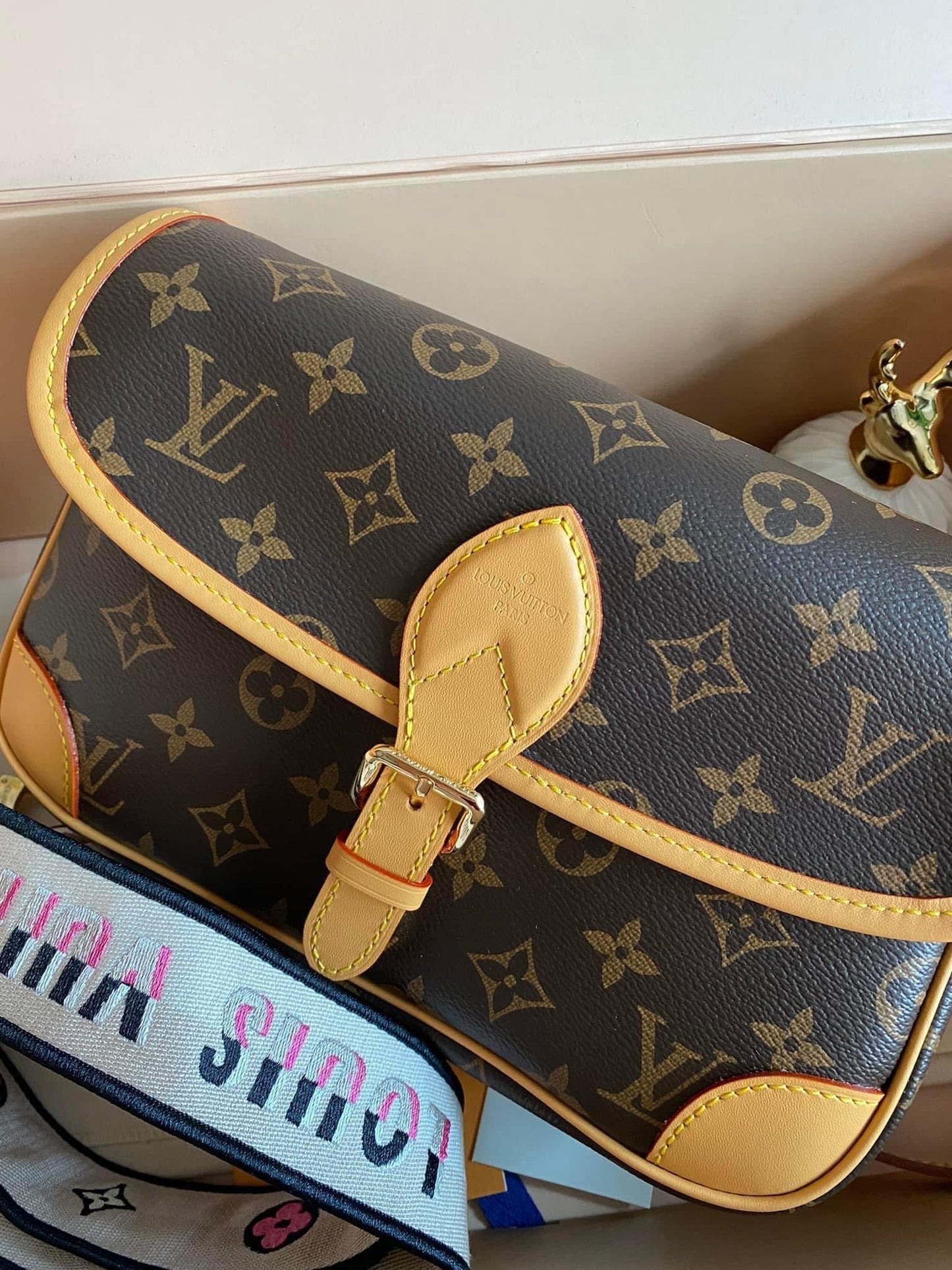 Lo vu official baguette bag