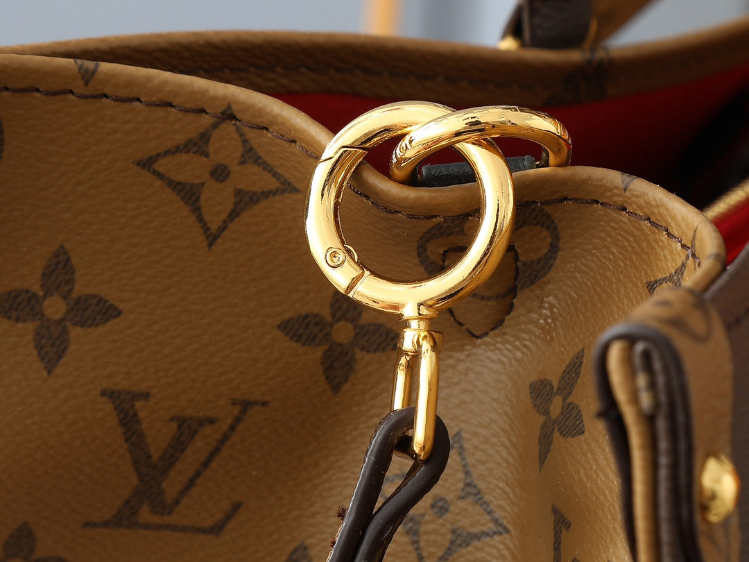 LOUIS VUITTON  Reverse Monogram Giant Onthego Voyage