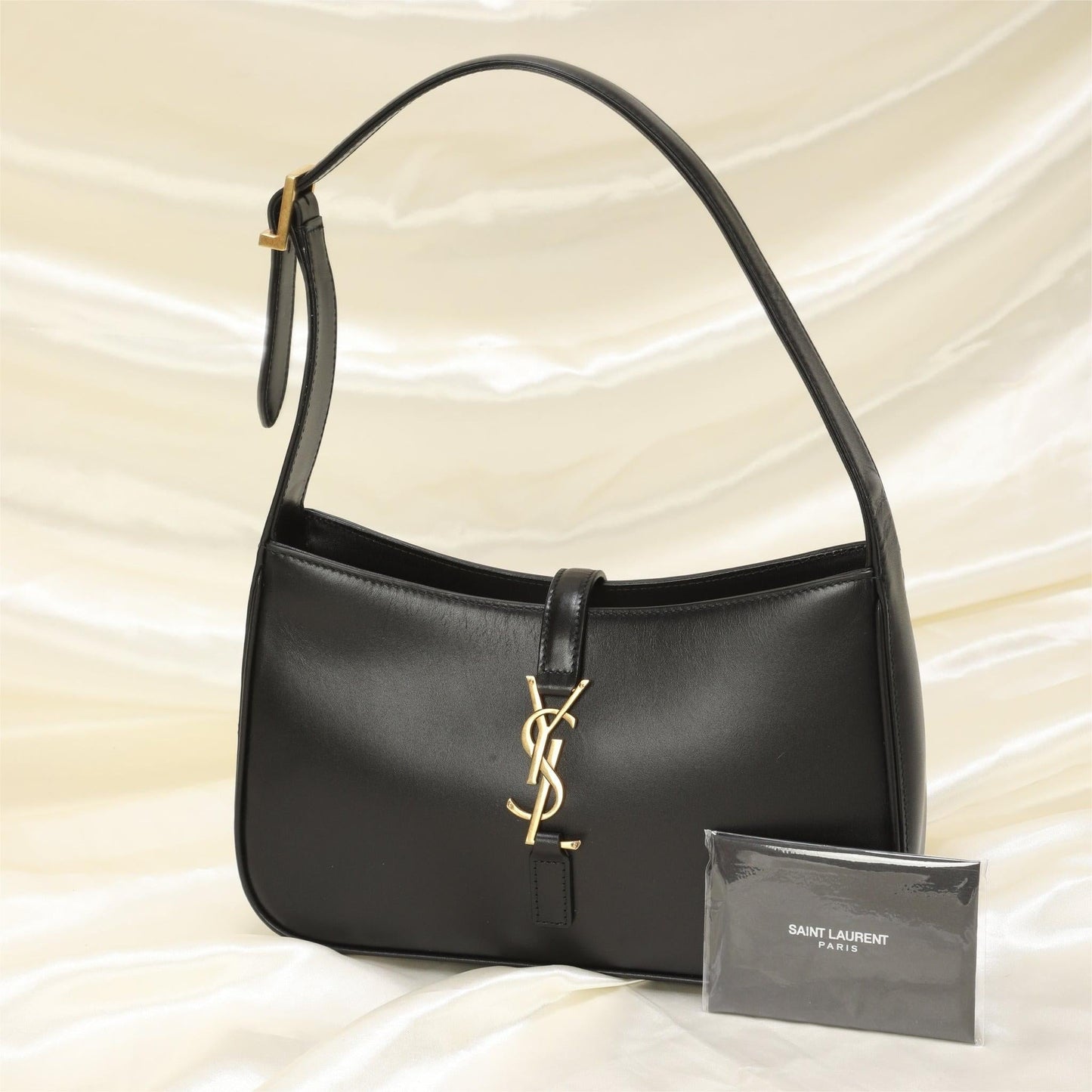 Saint Laurent Le 5 À 7 Hobo Bag In Patent Leather - Black - Women