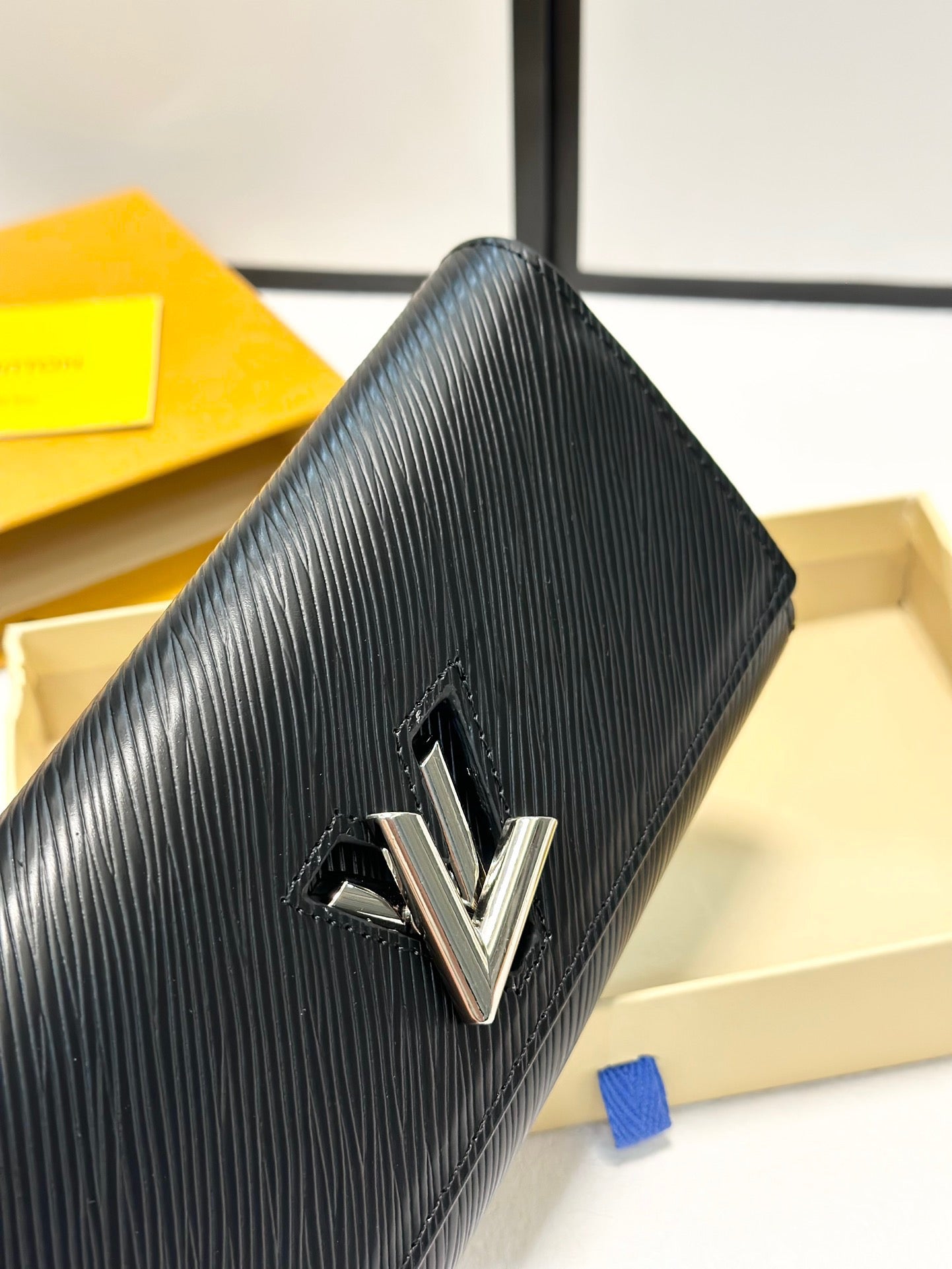 LV Louis Vuitton Classic Leather Purse Size 19x10cm