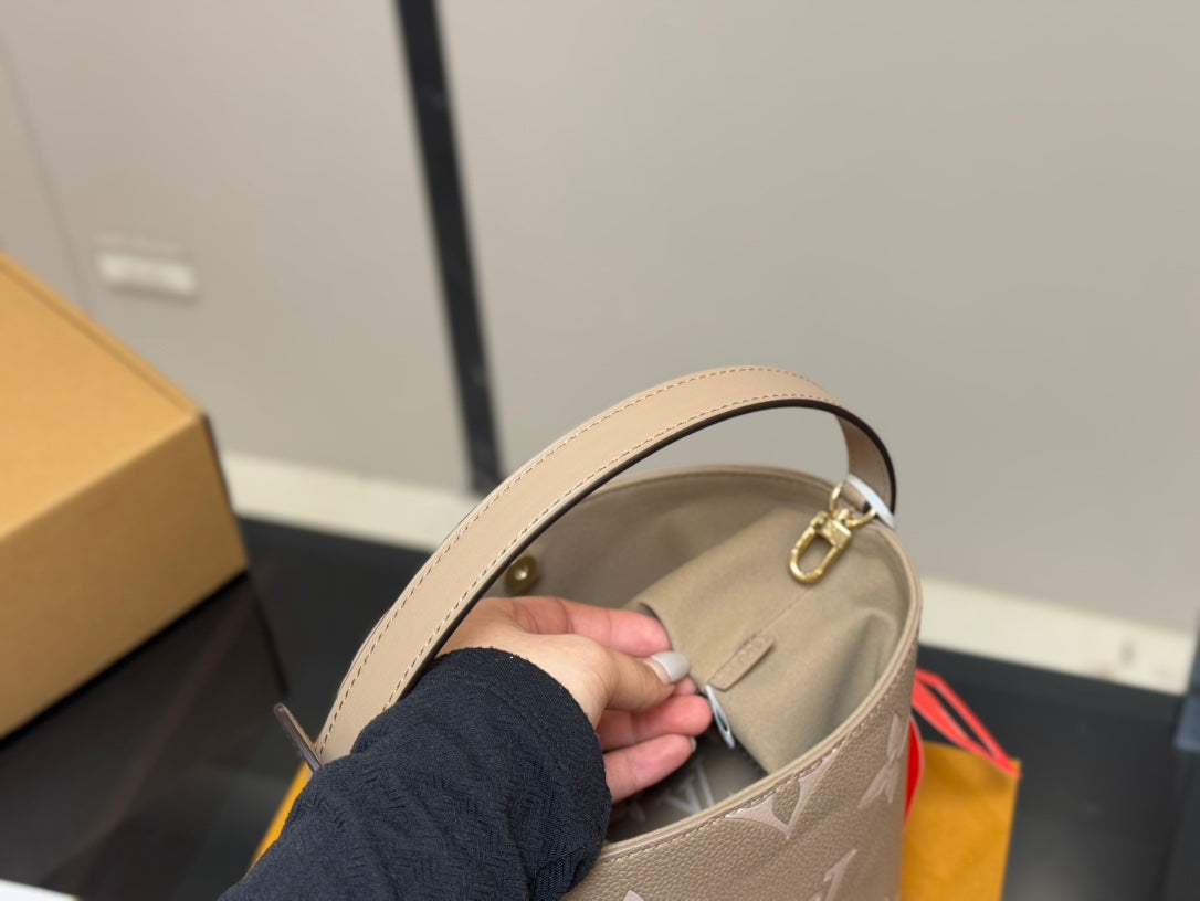 Louis Vuitton LV Bucket Bag Tote