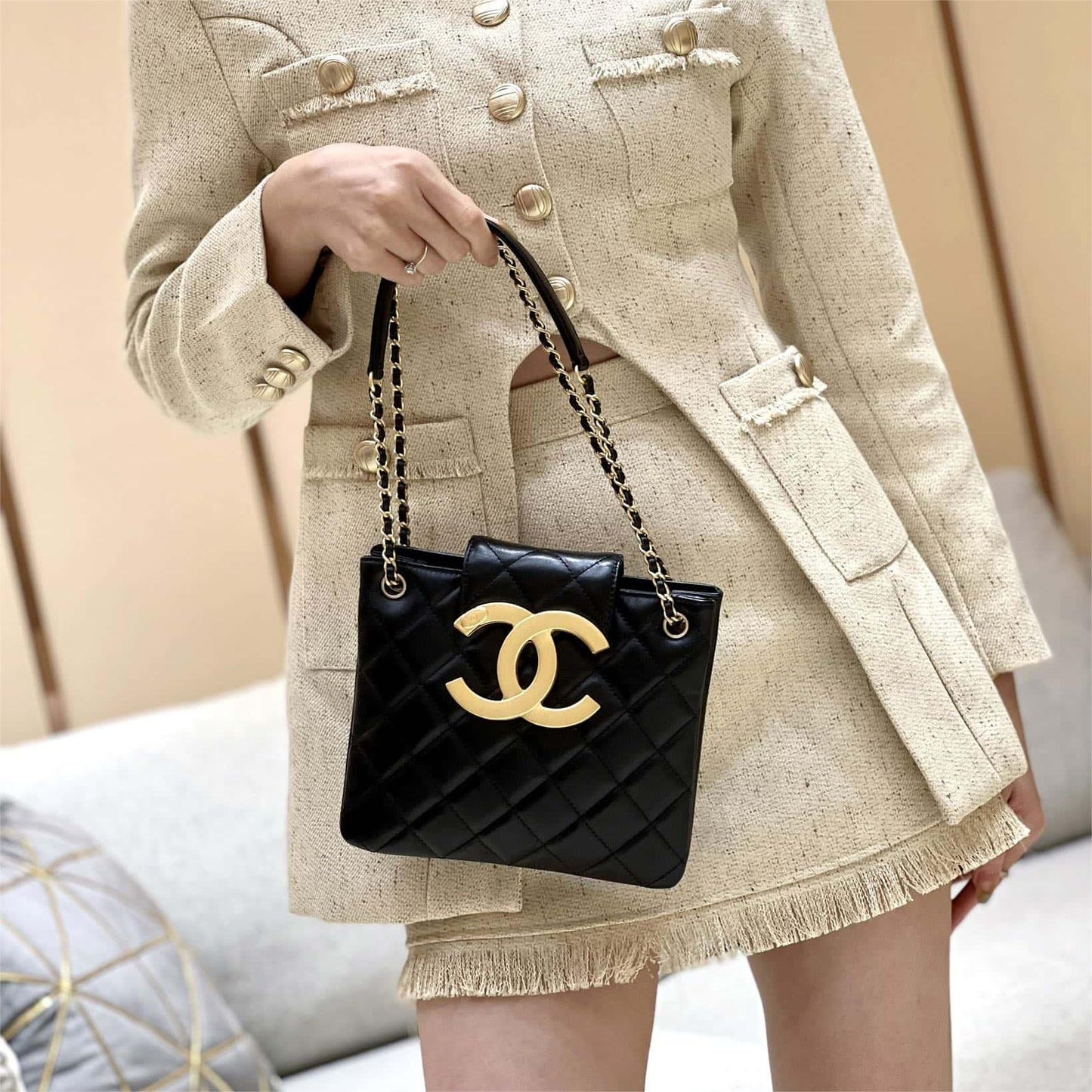 CHANEL 24C Street Style Party Style Elegant Style Logo Shoulder Bags 17.5x20x5cm