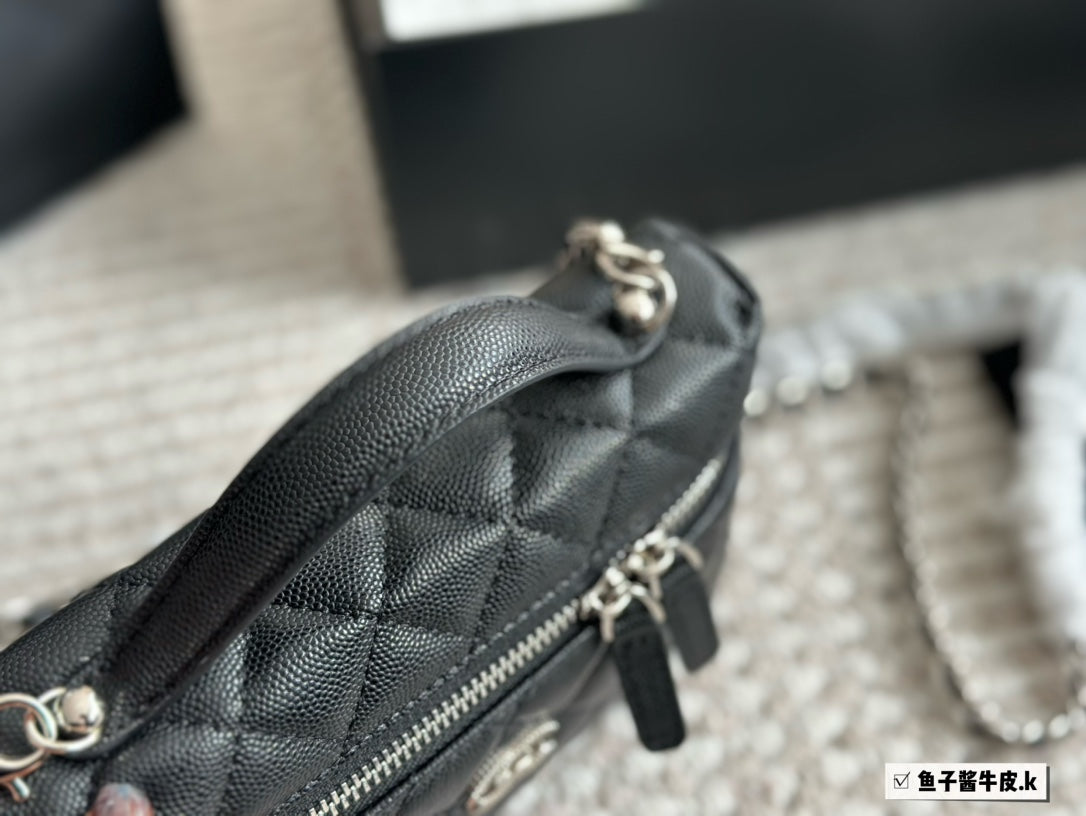 CHANEL New Handbag In Black Size 20x13cm