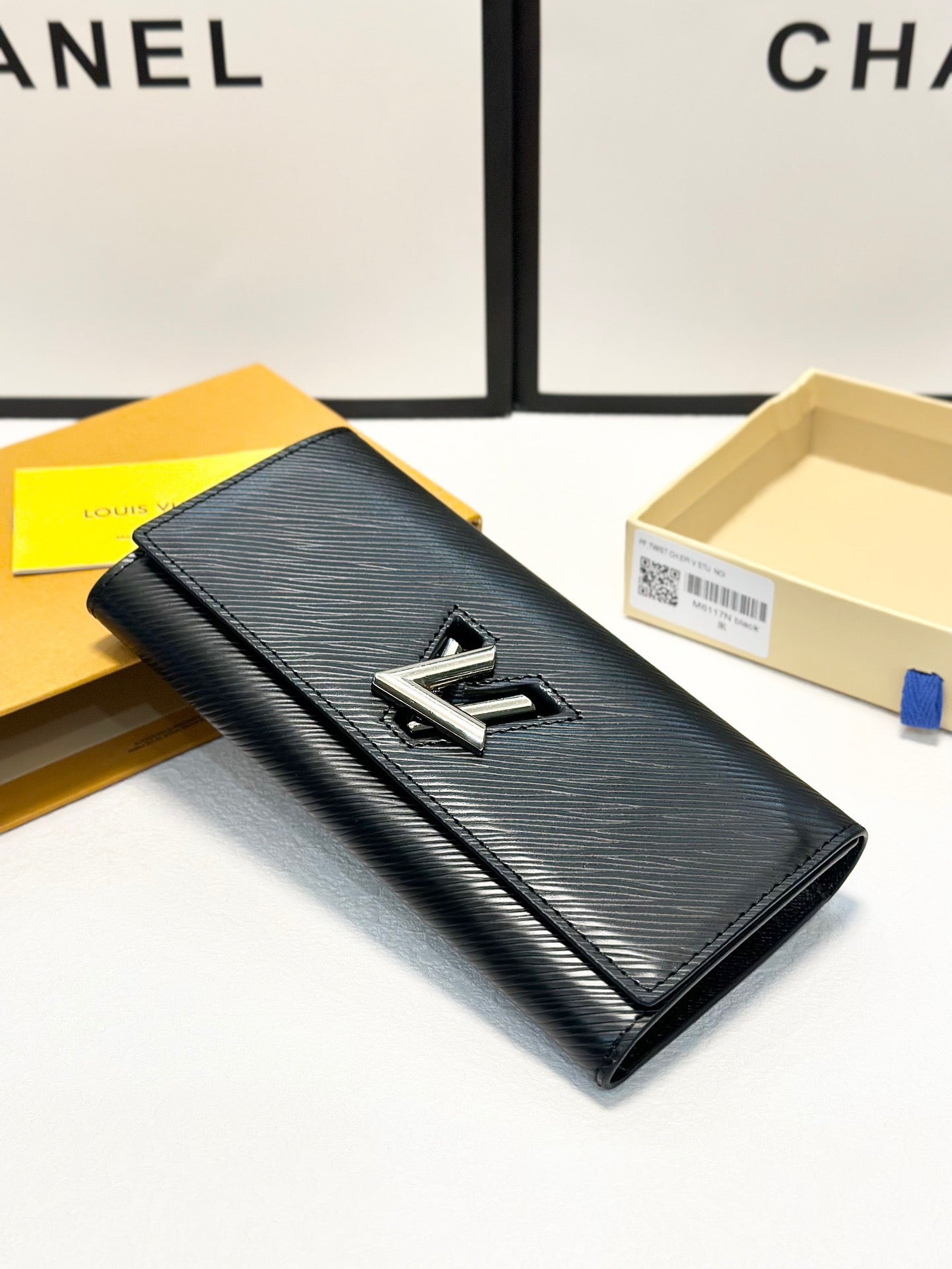 LV Louis Vuitton Classic Leather Purse Size 19x10cm