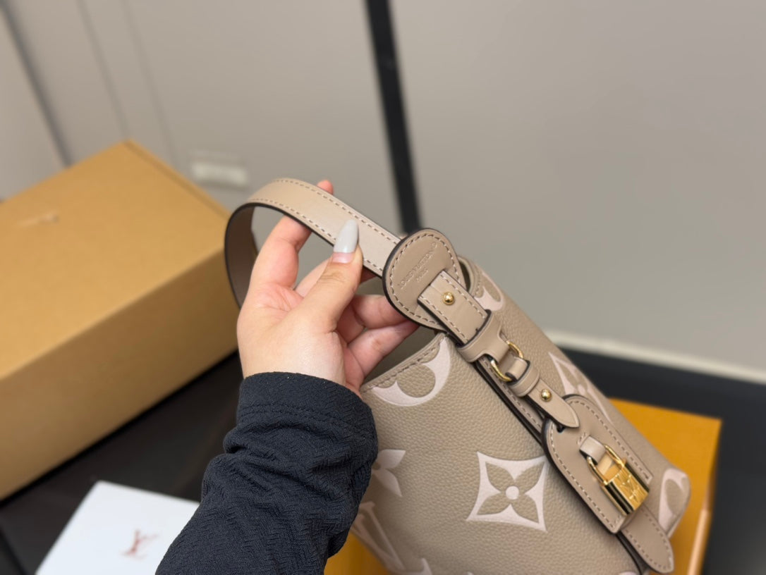 Louis Vuitton LV Bucket Bag Tote