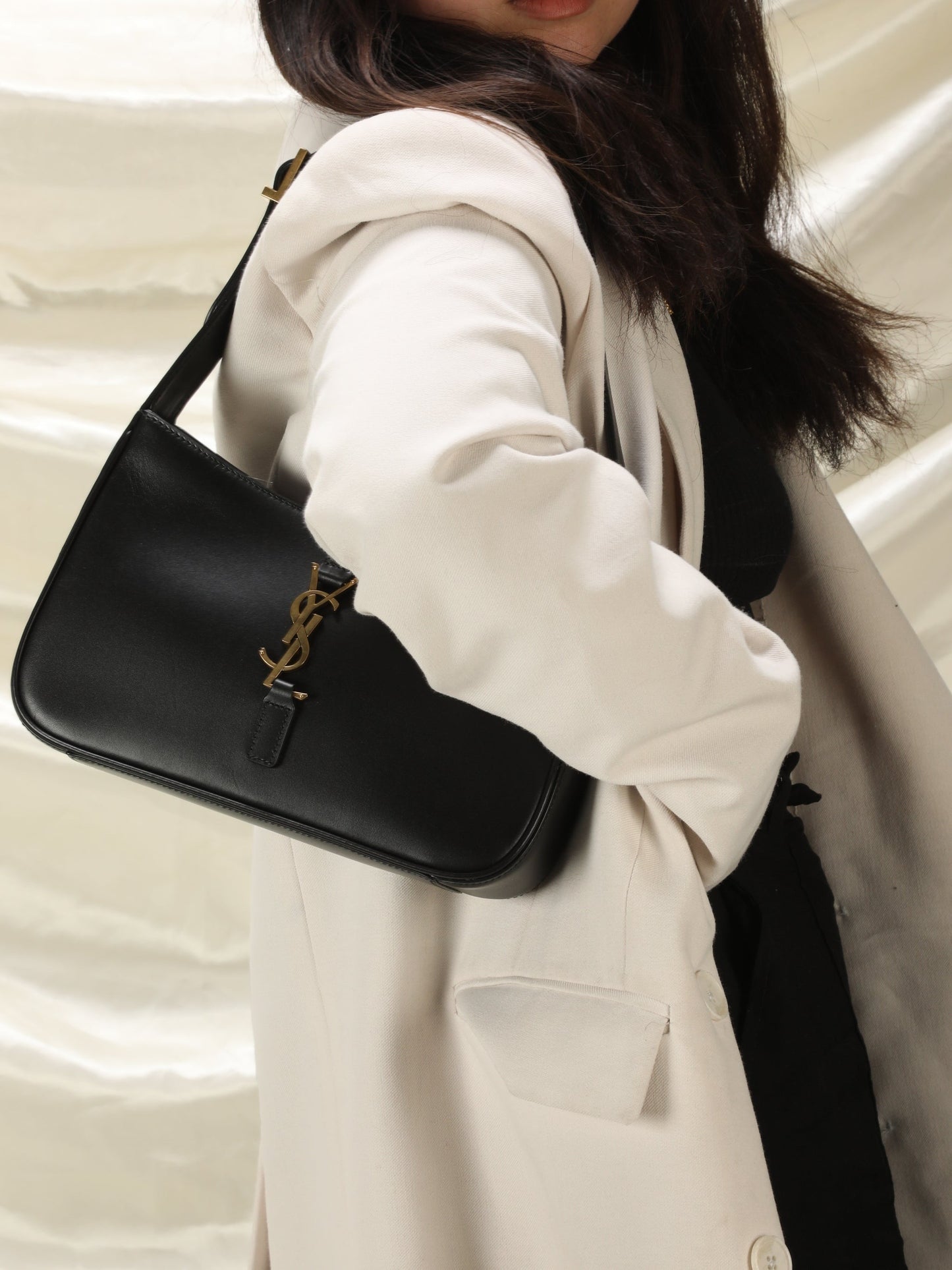 Saint Laurent Le 5 À 7 Hobo Bag In Patent Leather - Black - Women