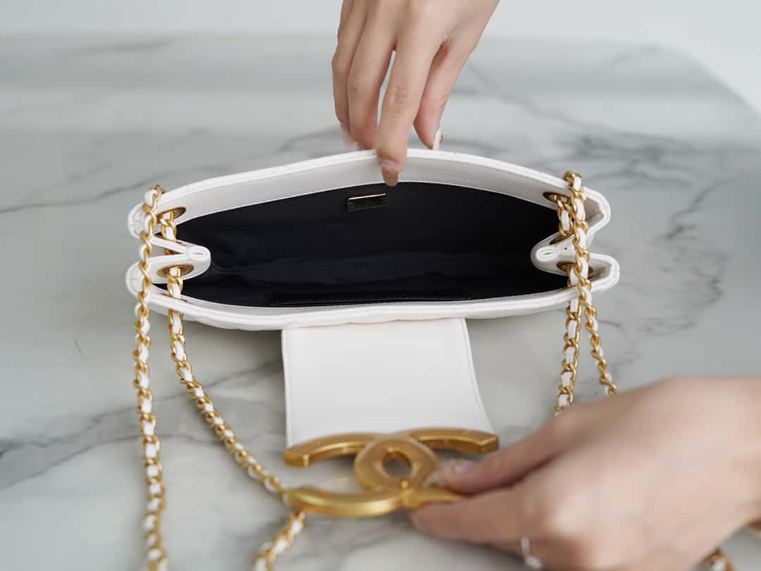 𝗖𝗛𝗔𝗡𝗘𝗟 𝟐𝟒𝐂 Vintage Logo Quilted Lambskin Shoulder Bag 11.5x24x4.5cm