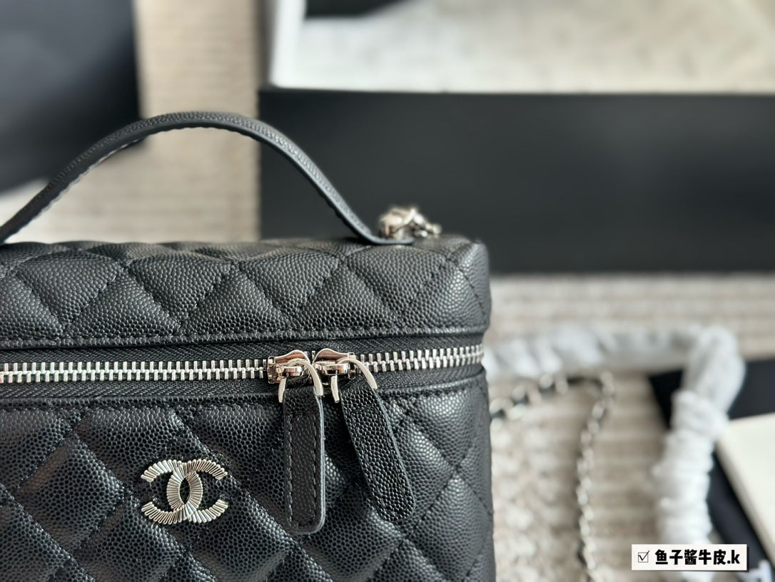 CHANEL New Handbag In Black Size 20x13cm