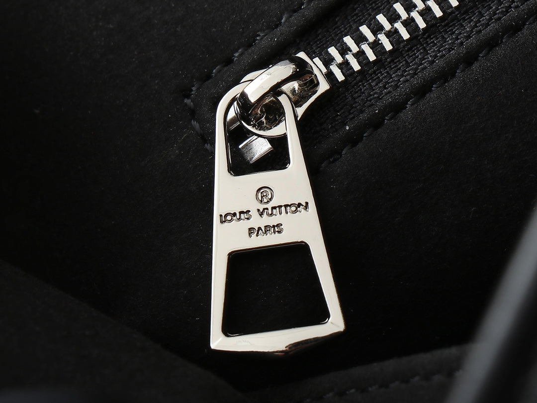 Louis Vuitton LV CarryAll BB Shoulder Bag 26x17x10cm