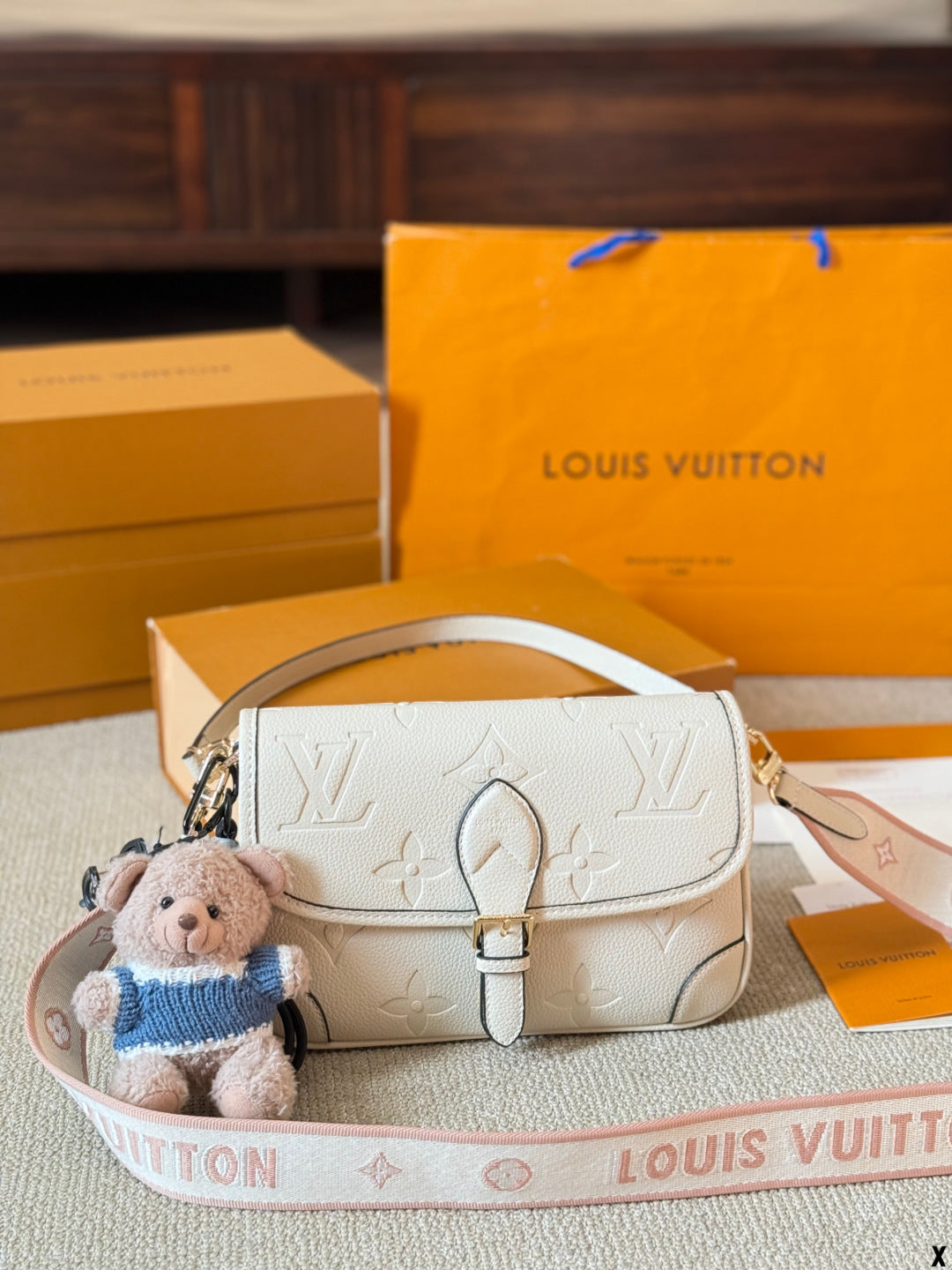 LV Louis Vuitton Tote Bag White 25x15cm