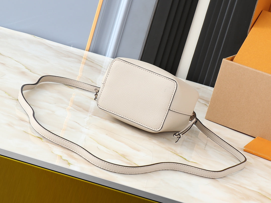 Louis Vuitton LV Tiny Nano Lockme Bucket Shoulder Bag 13.5x16.0x10.0cm