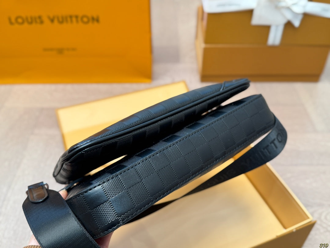 Louis Vuitton LV Trio Black Crossbody Bag Detachable 25x18cm