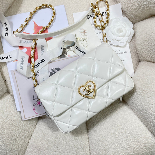 Chanel Small Flap Bag White Lambskin size 21 x 14 x 7 cm